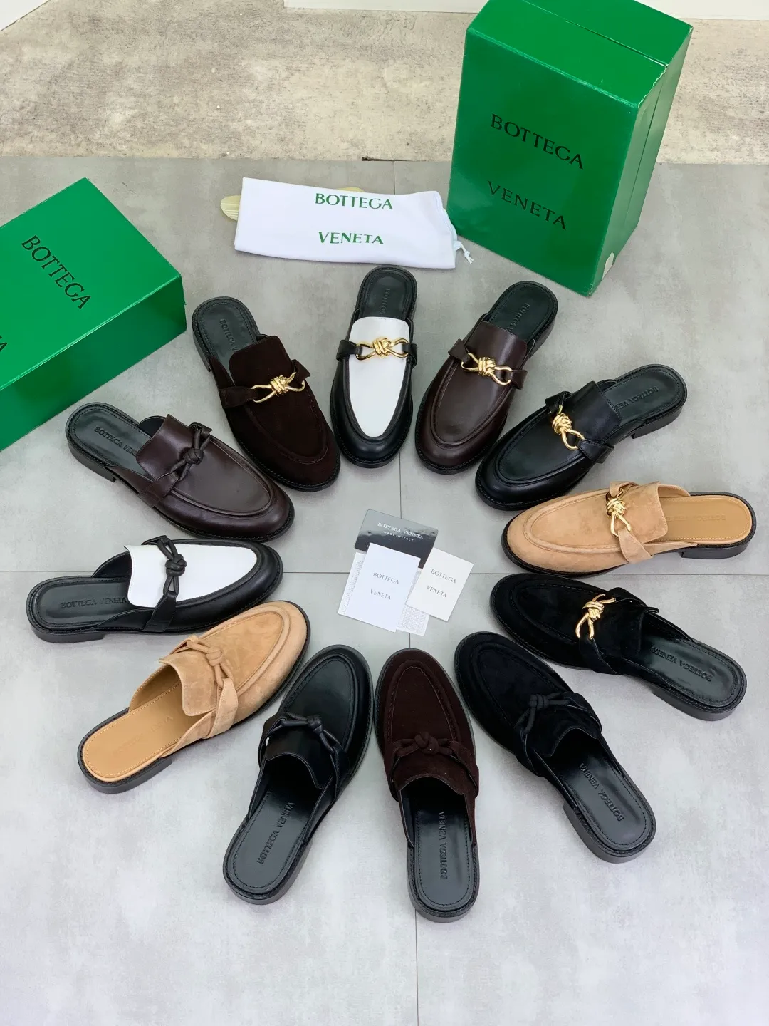 Men's shoes 💰P800 [New model] (genuine leather outsole) water-dyed cow lining 💰High-quality business couple half-slip leather shoes 💎💎💎 BOTTEGA VENETA official website synchronizes the latest top version of BV in the market, accepts material comparison, shoe type comparison, process comparison, practical and textured, versatile and suitable for any occasion, the more you look at it, the more flavorful it becomes. Purely hand-knitted craftsmanship - Upper material, calfskin imported from Italy 🇮🇹 - High-quality water-dyed cowhide lining - Original private model customized leather outsole -Size: Female 35-39 (40 ordered) Male 39-44 (38 45 can be customized) Color: Multiple colors available